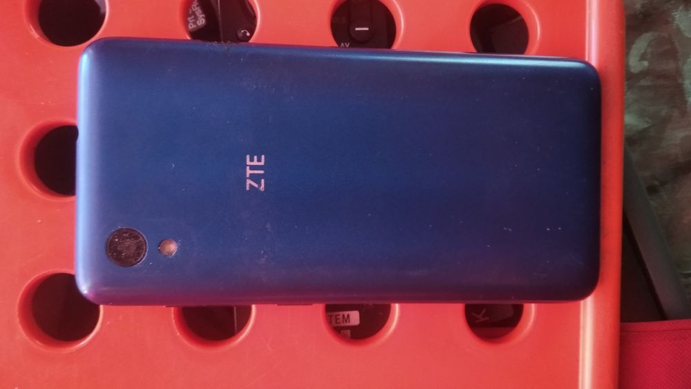 Продам ZTE Blade l8 синього кольору на запчастини