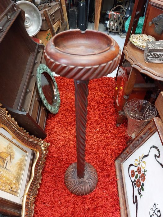 Cinzeiro de pé alto em madeira maciça torneada