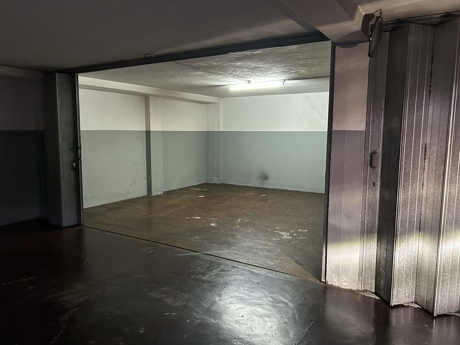 Fechada /Box 2 carros / Rua Costa Cabral/ Combatentes/ Silva Tapada