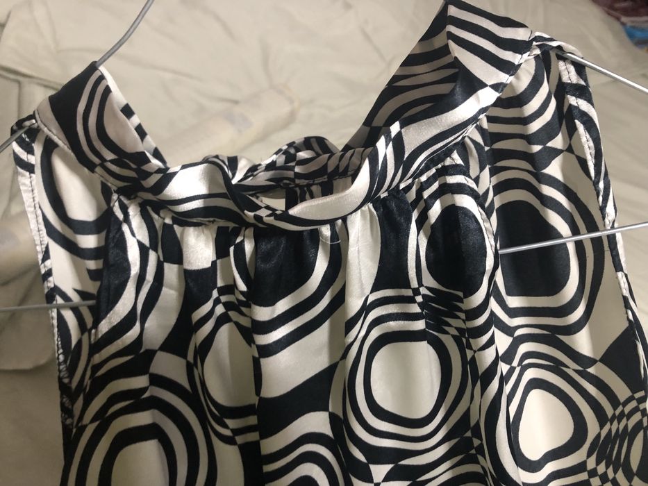 Blusa estampada preto a e branco