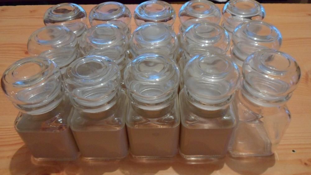 Szklane pojemniki na przyprawy