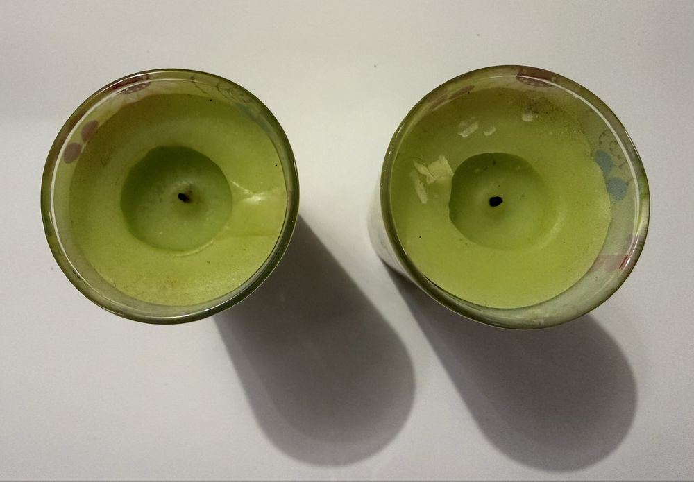 2 copos pequenos com velas