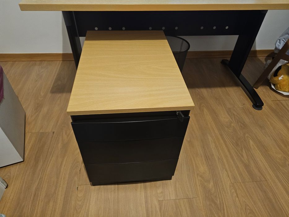 Secretária com módulo de gavetas