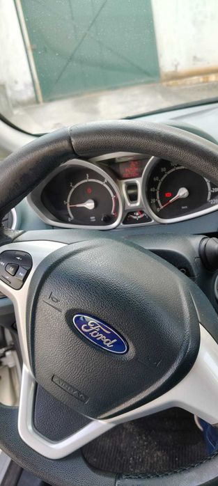 Ford Fiesta cinzento  a diesel de 2009 de propriedade  particular.