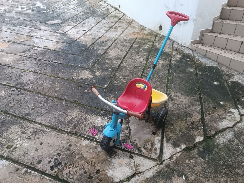 Bicicleta e triciclo de criança