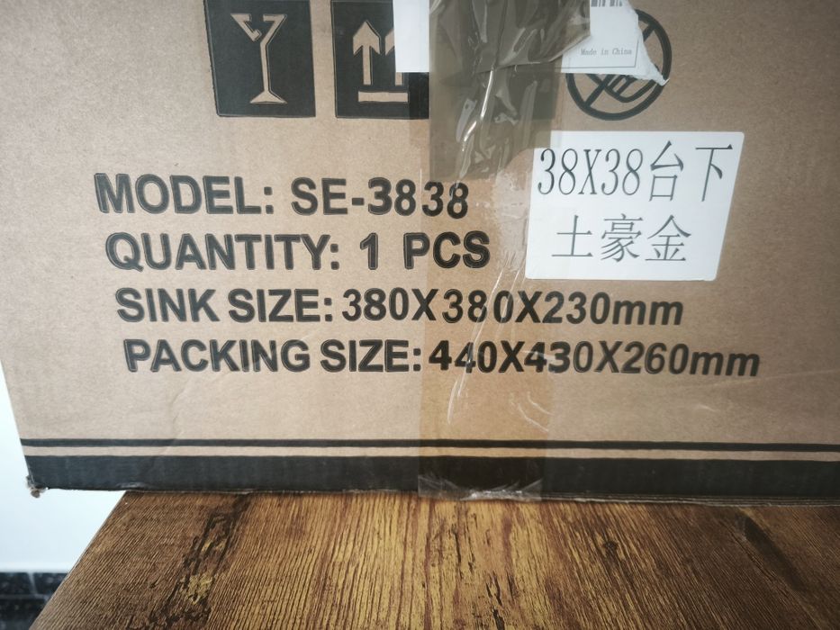 Pia de cozinha dourada