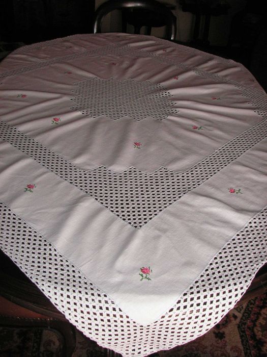 Toalha de Mesa com Abertos e Bordada a Ponto de Cruz ( Antiga )