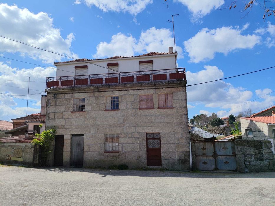 Casa no centro da aldeia