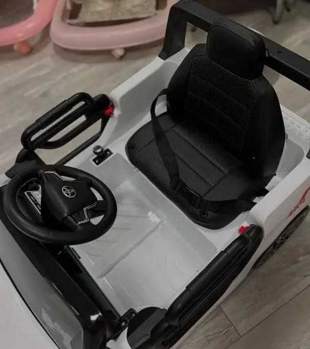 Дитячий електромобіль Тойота Крузак пульт музика світло детский EVA