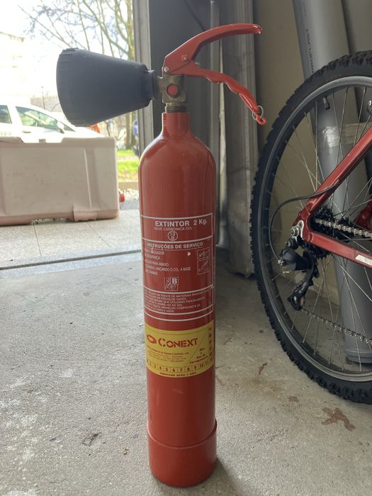 Extintor novo com suporte