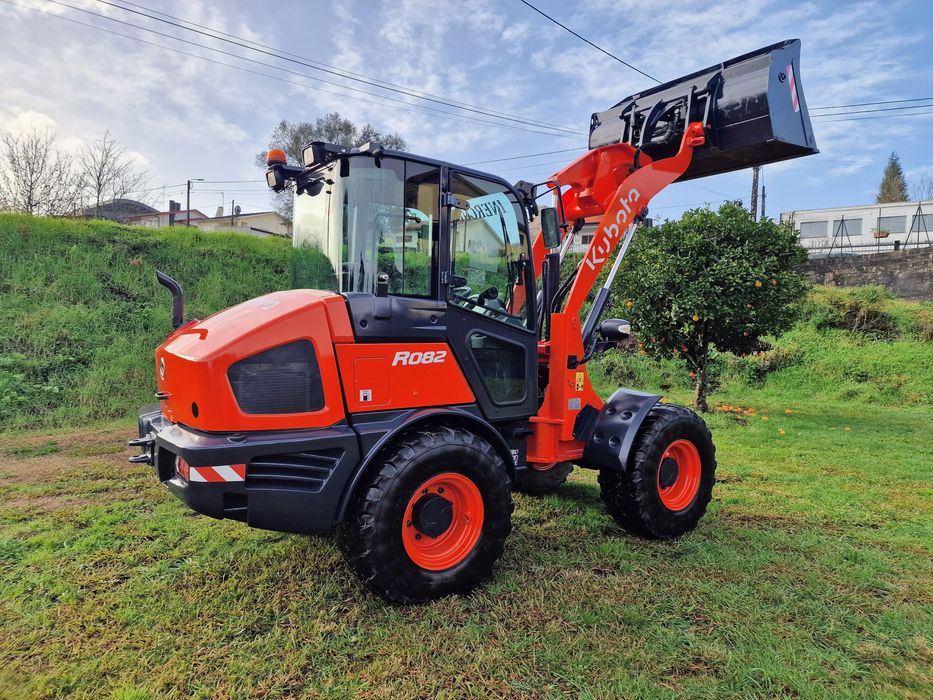 Pá carregadora kubota R 082