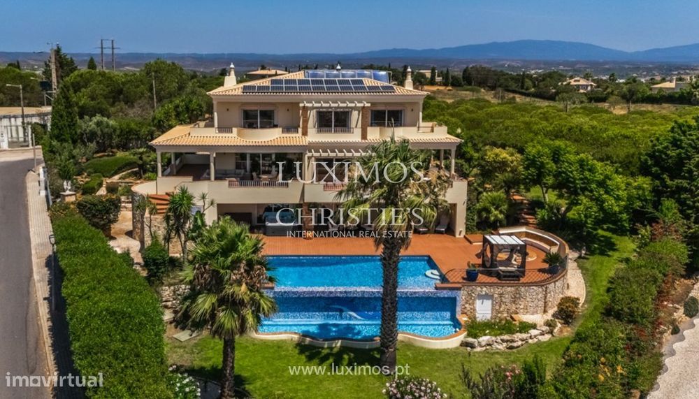 Fantástica Moradia V5 com garagem e piscina para venda na Luz, Algarv