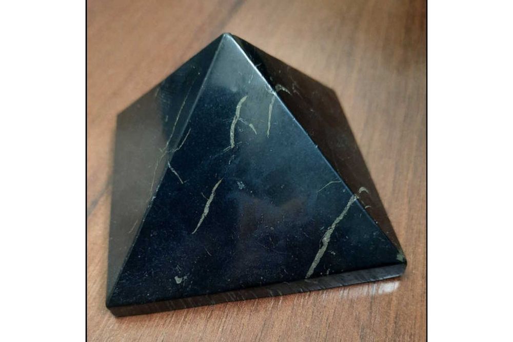 Пирамида полированная из натурального ШУНГИТА (7 см). Піраміда ШУНГІТ.