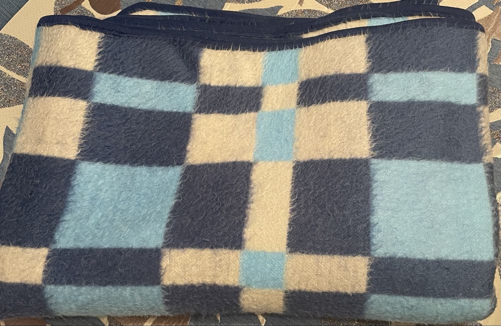 Продам ковдру напівшерстяну
