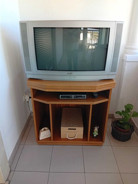 Vendo TV com box e móvel
