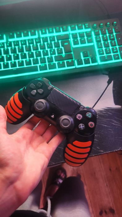 PlayStation 4 PRO , COMO NOVA, 3 JOGOS DE OFERTA! Comando e carregador incluídos!