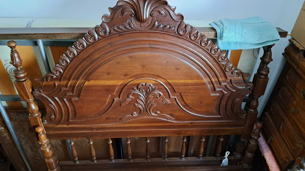 Mobilia Quarto Casal em madeira maciça (Cama+Mesas+Cómoda+Espelho+Cadeiras)