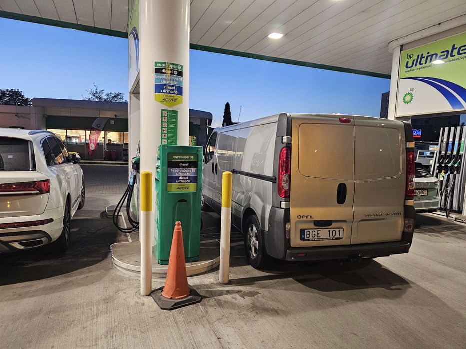 Renault trafic. Vivaro. AUTOMAT  long 2×drzwi hak klima. 2.5 diesel