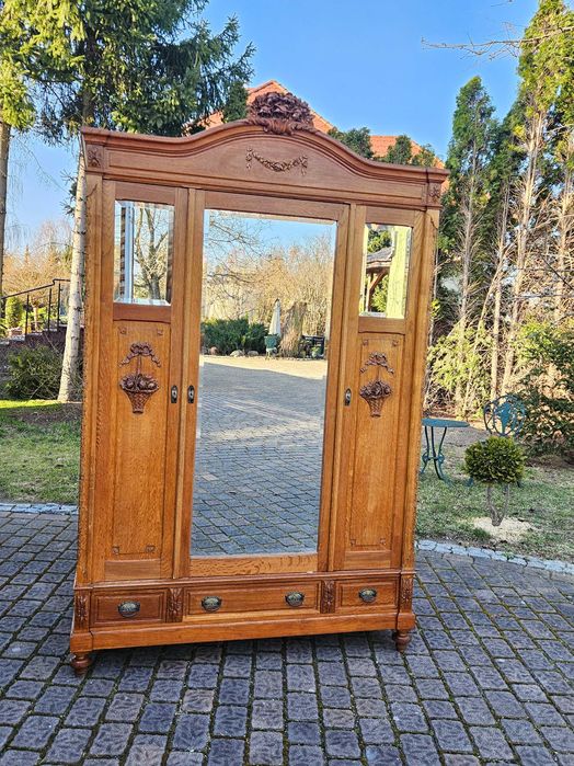 Stara antyczna szafa