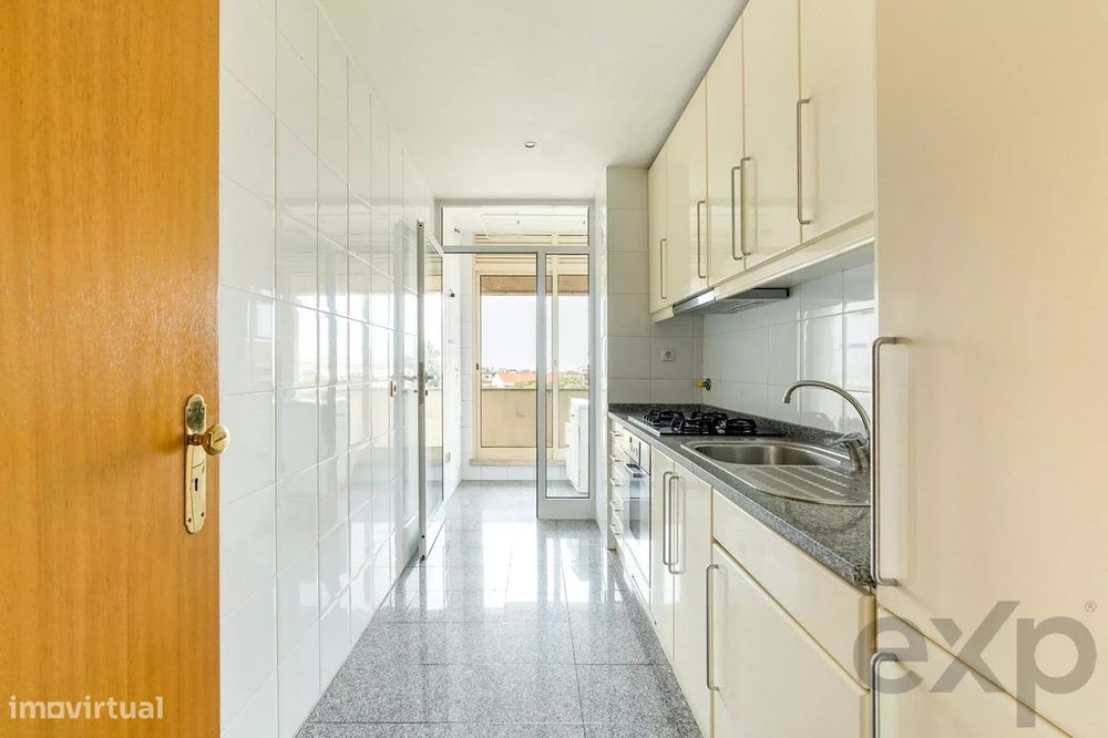 T1 no 4.º e último piso com elevador, varanda poente, garagem e vistas