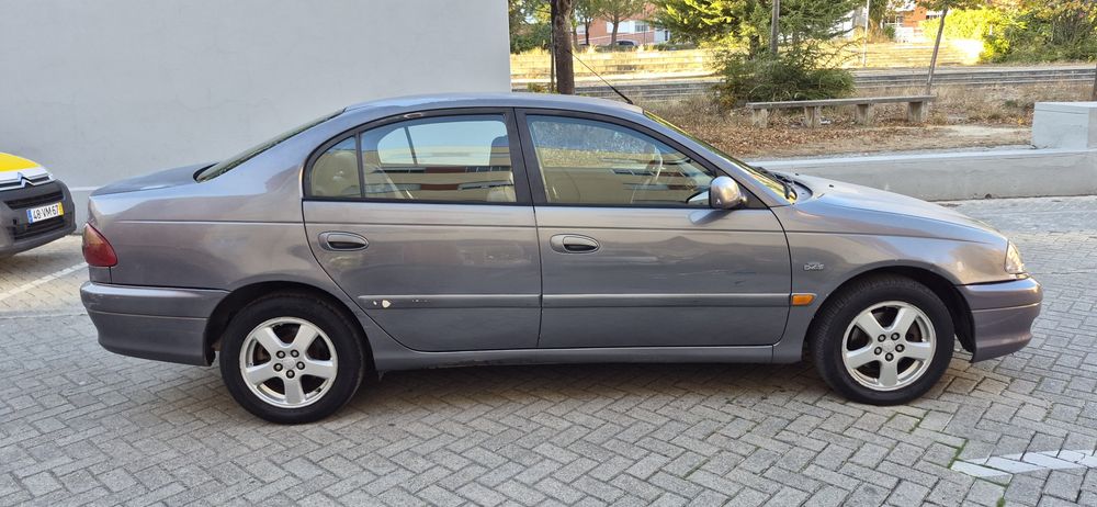 Toyota avensis D4D 2.0 gasóleo 2002 — photo 3