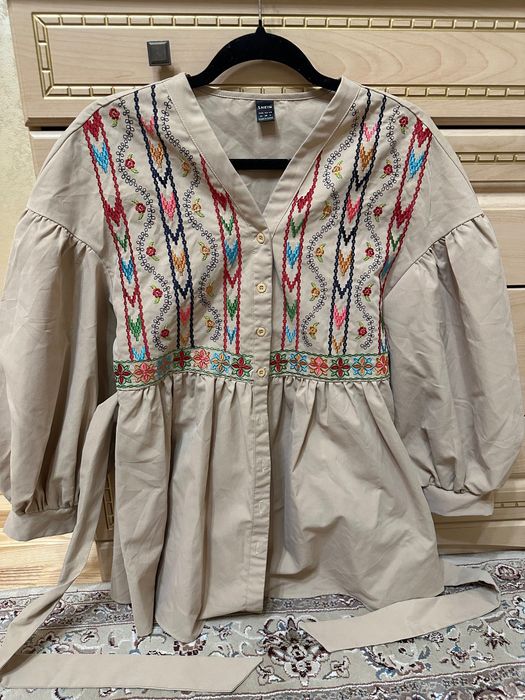 Стильна вишита блуза