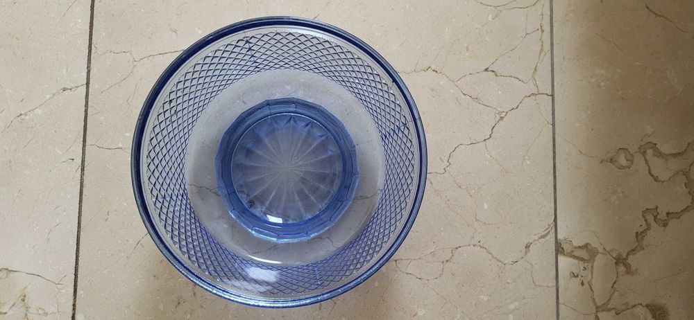 Taça de vidro azul de bicos da Vista Alegre. Em perfeito estado