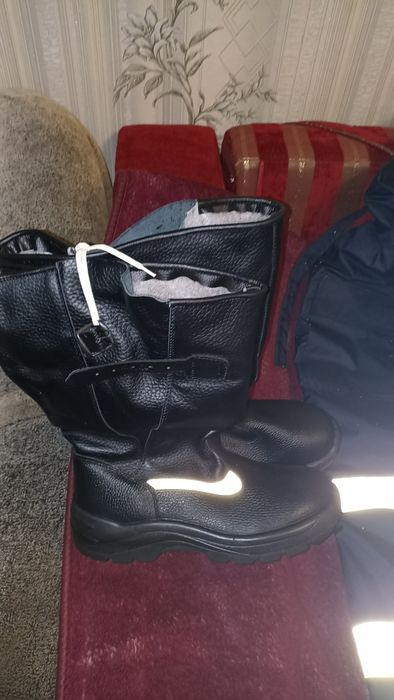 Комбінезон і чоботи зимові