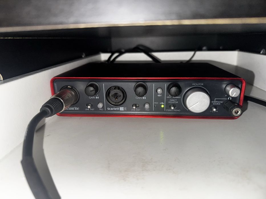 KIt Yamaha HS8 (Oferta de placa de som Focusrite + Suportes + Cabos)