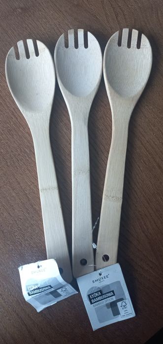 Zestaw jednakowych łyżek bambusowych