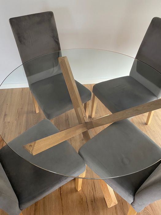 Mesa de jantar com cadeira