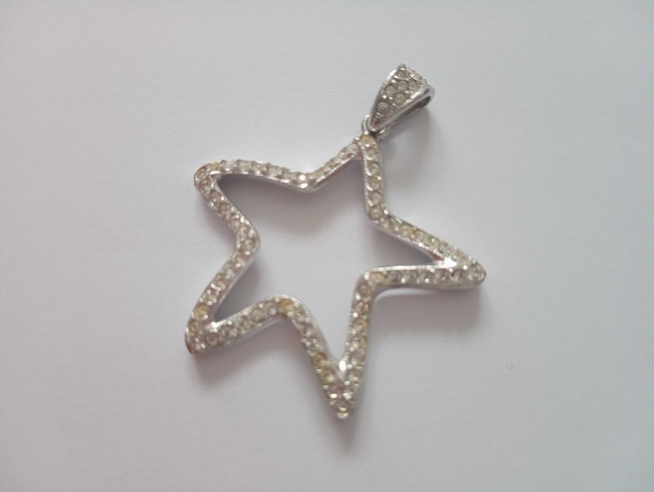 Srebrna zawieszka Gwiazdka ozdobiona cyrkoniami