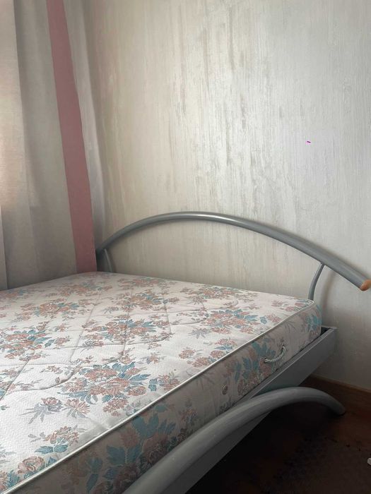 Ліжко з металевим каркасом + матрац і 2 приліжкових столика