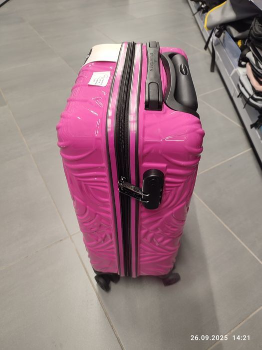 Nowa różowa walizka podróżna kabinowa
