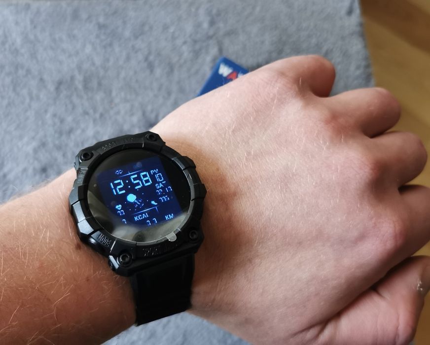 Smartwatch w typie G-Shocka, sportowy wygląd, duży, masywny, nowy