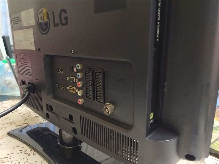 Televisão monitor PC 19 in computador casa quarto apartamento.