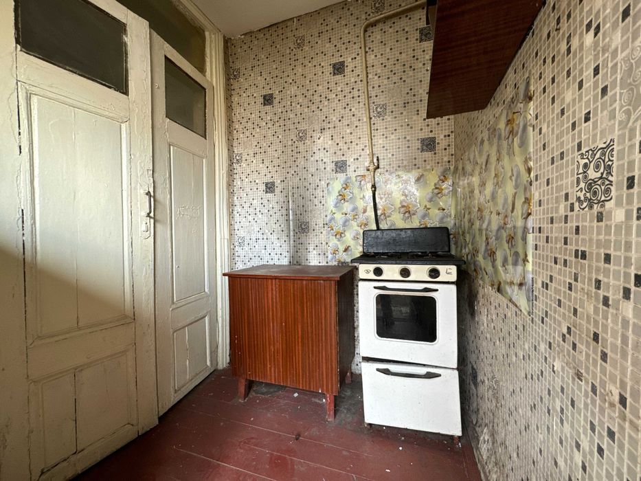 Продаж фасадного приміщення та 13 соток землі в Житомирі