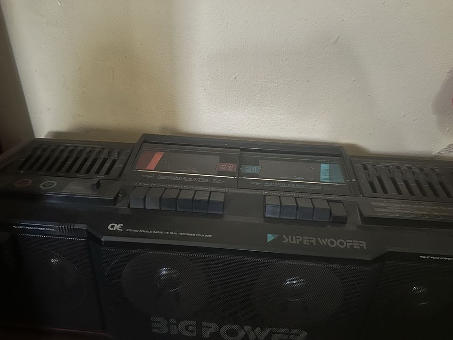 Radio preto antigo de cassetes
