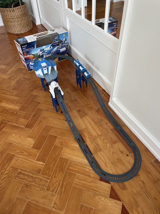 Robot trains pista e esta ao de comboios