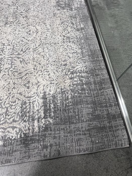 Ogromny dywan, szary