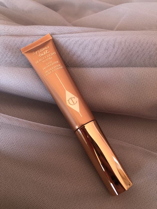 Nowy kultowy róż rozświetlacz Beauty Light Wand  Pillow talk Medium Charlotte Tilbury