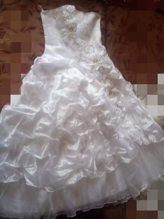 Весільна сукня.В ній наречена - просто королева !