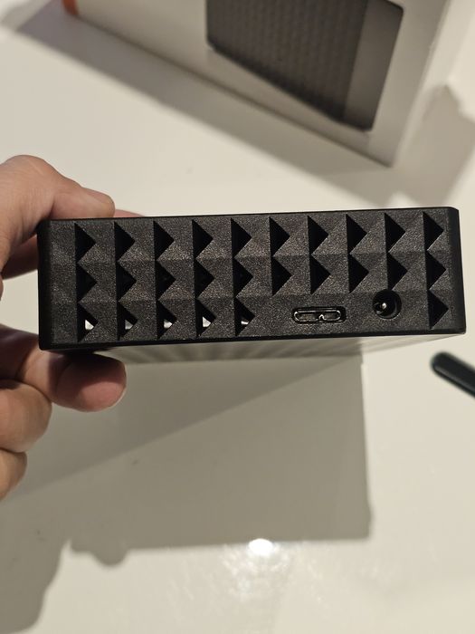 2 Seagate Expansion External 4 TB Drives64297517544578123