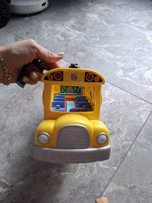 Шкільний автобус cocomelon музичний
