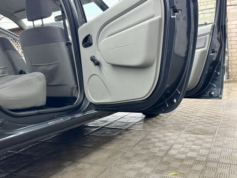 Дача Логан MCV 2010 рік 1.6.