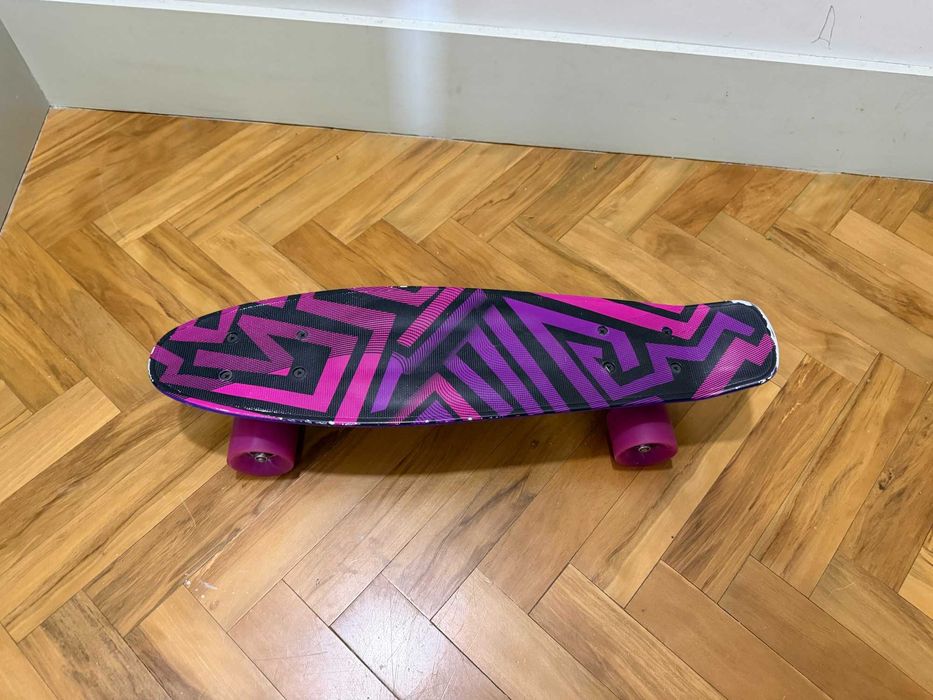 Skate Cruiser de Plástico 22" Roxo, rodas rosa, pronto a andar