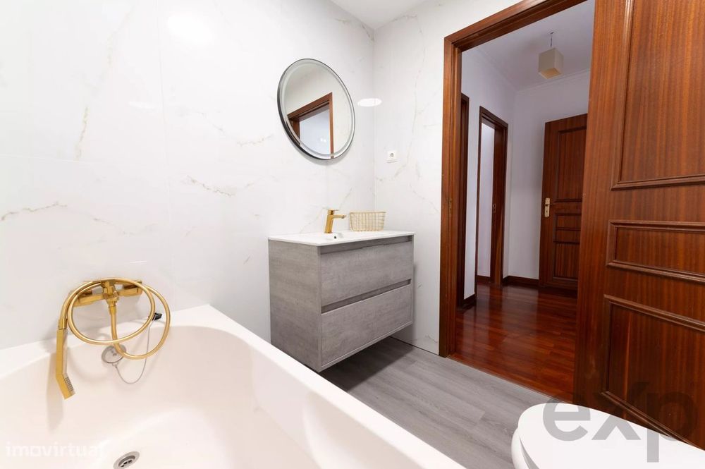 Apartamento T2  remodelado, varandas com vista desafogada, arqueamento