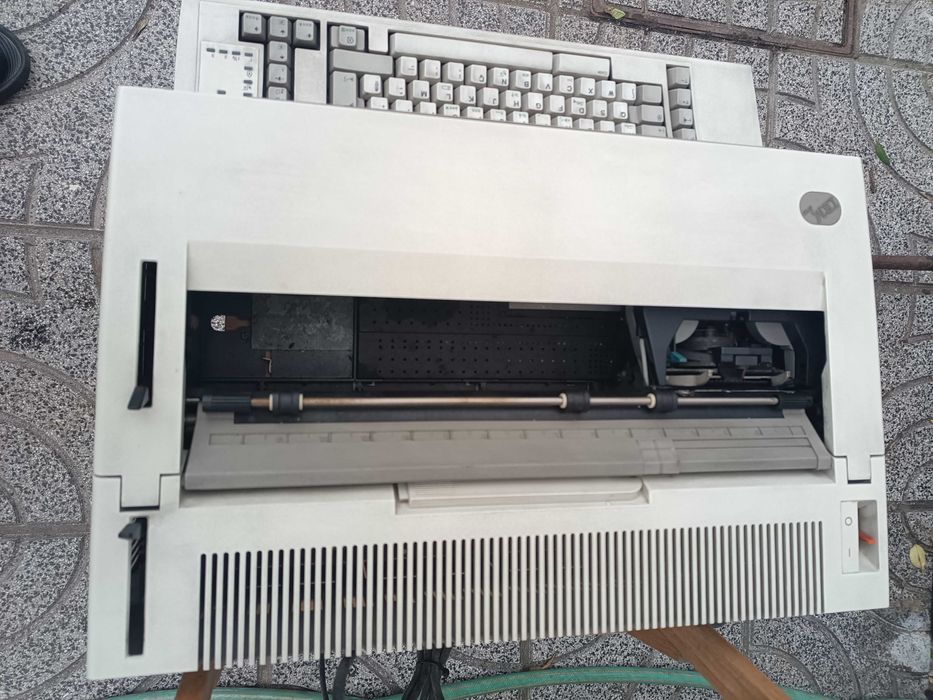 Máquina de escrever antiga IBM 6783