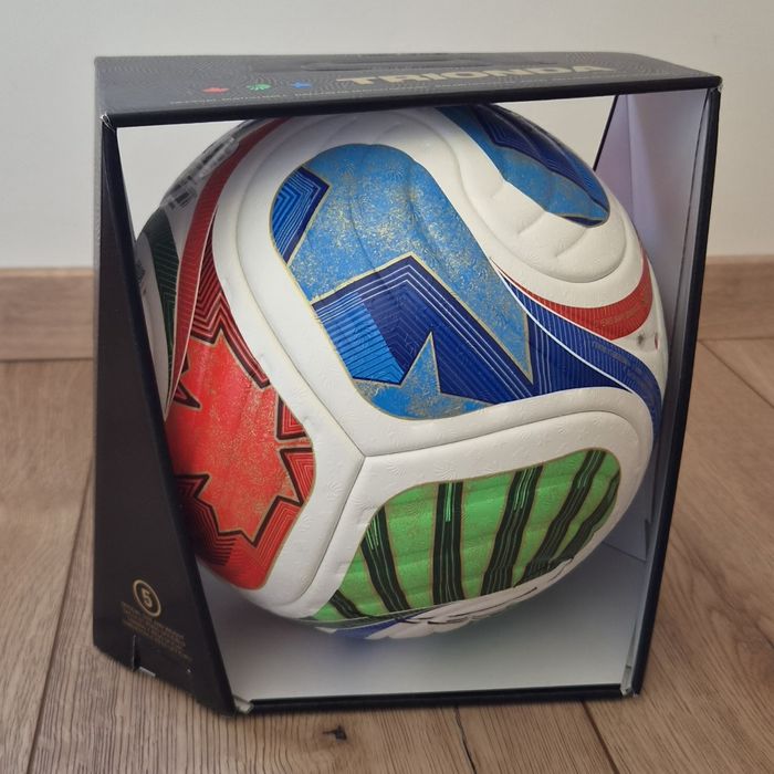 Piłka meczowa Adidas Trionda Pro z podpisem Roberta Lewandowskiego