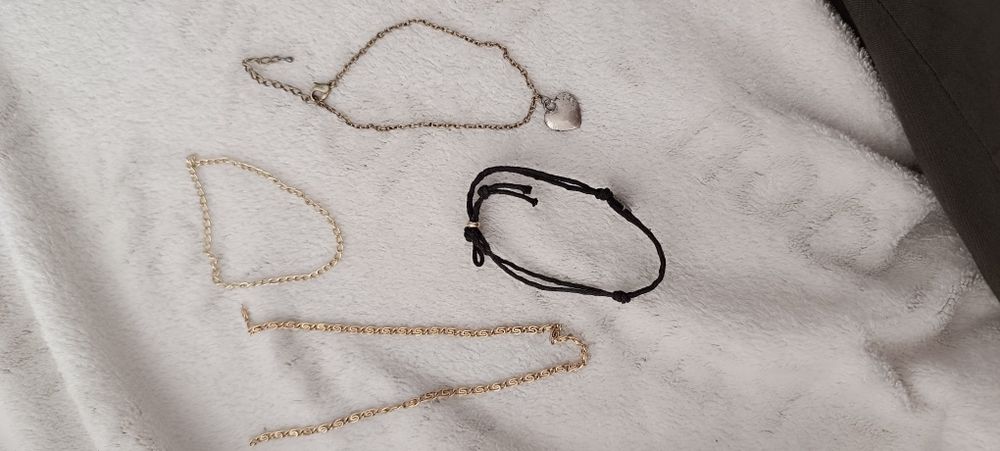 Several unbranded bracelets. Costume jewelry. Used423969504972001284